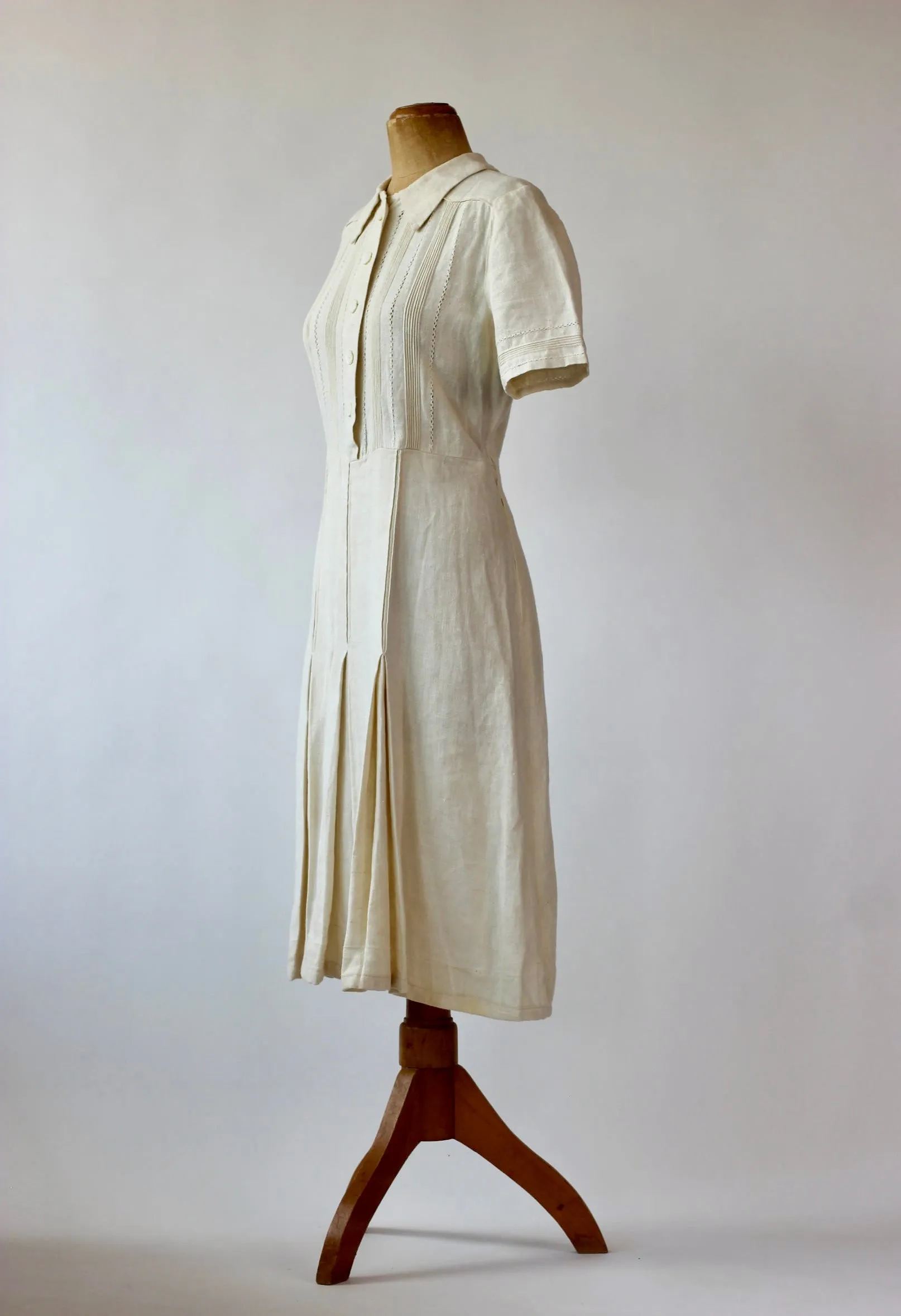 1930s Linen Dress With Mother of Pearl buttons/Size L