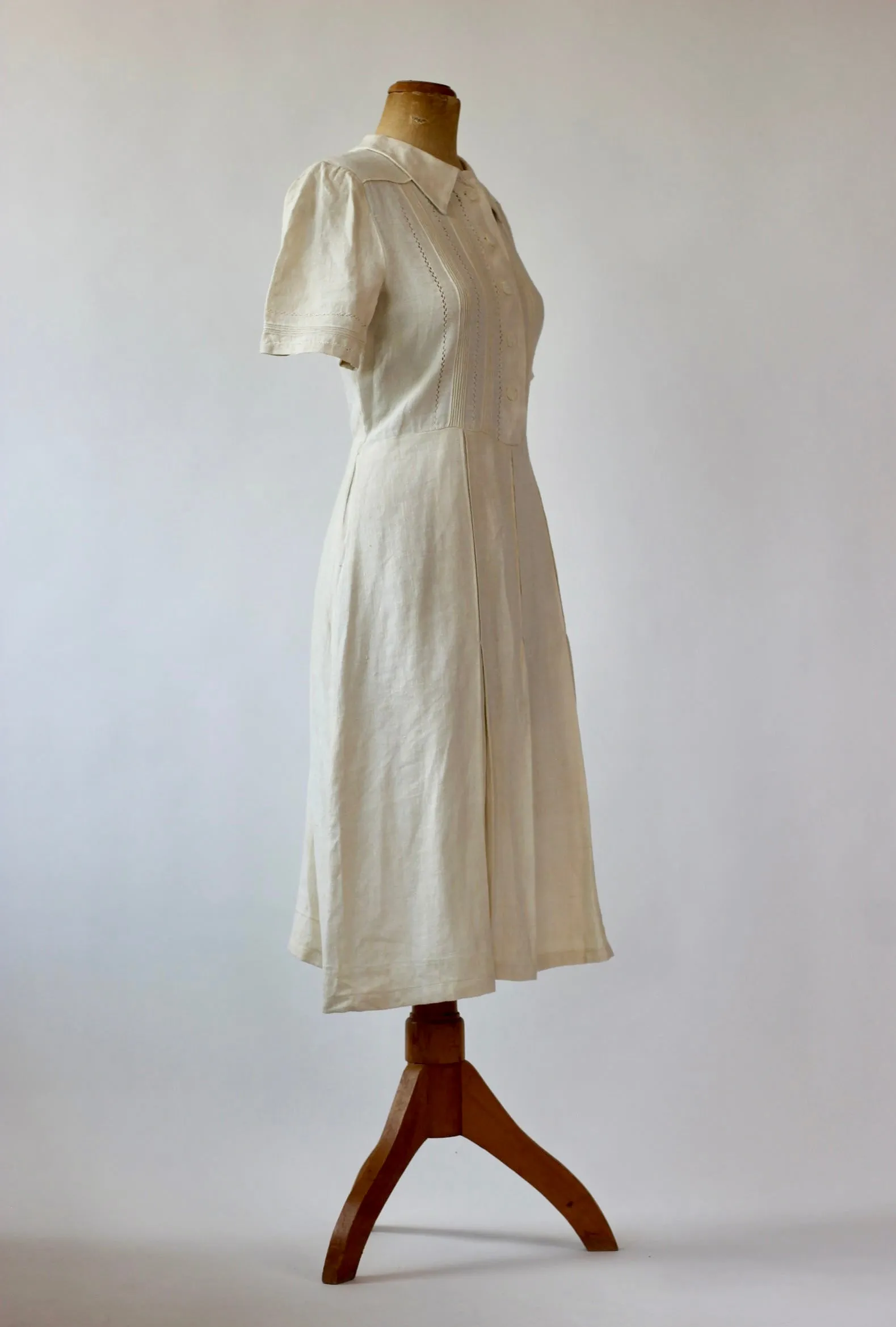 1930s Linen Dress With Mother of Pearl buttons/Size L