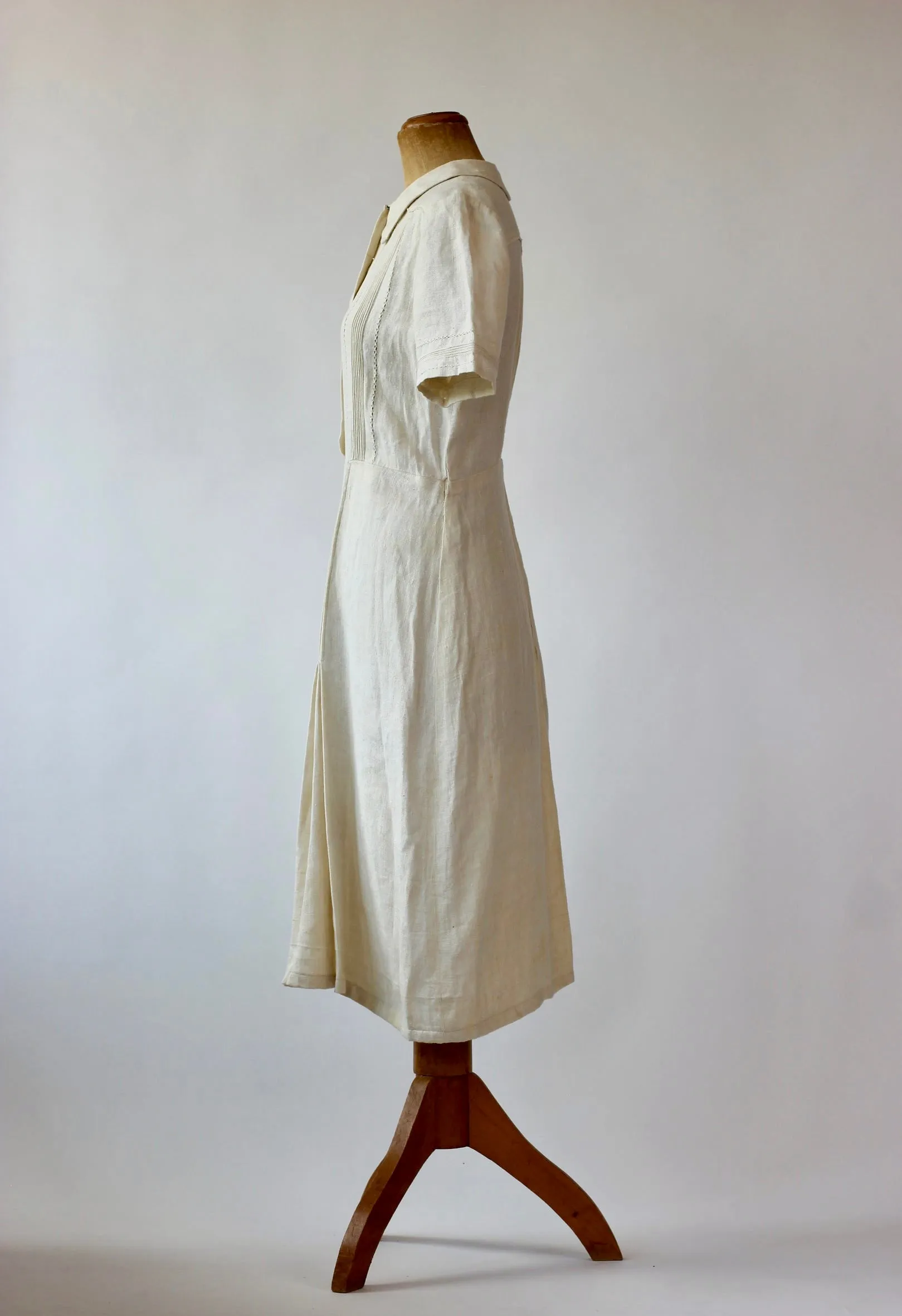 1930s Linen Dress With Mother of Pearl buttons/Size L