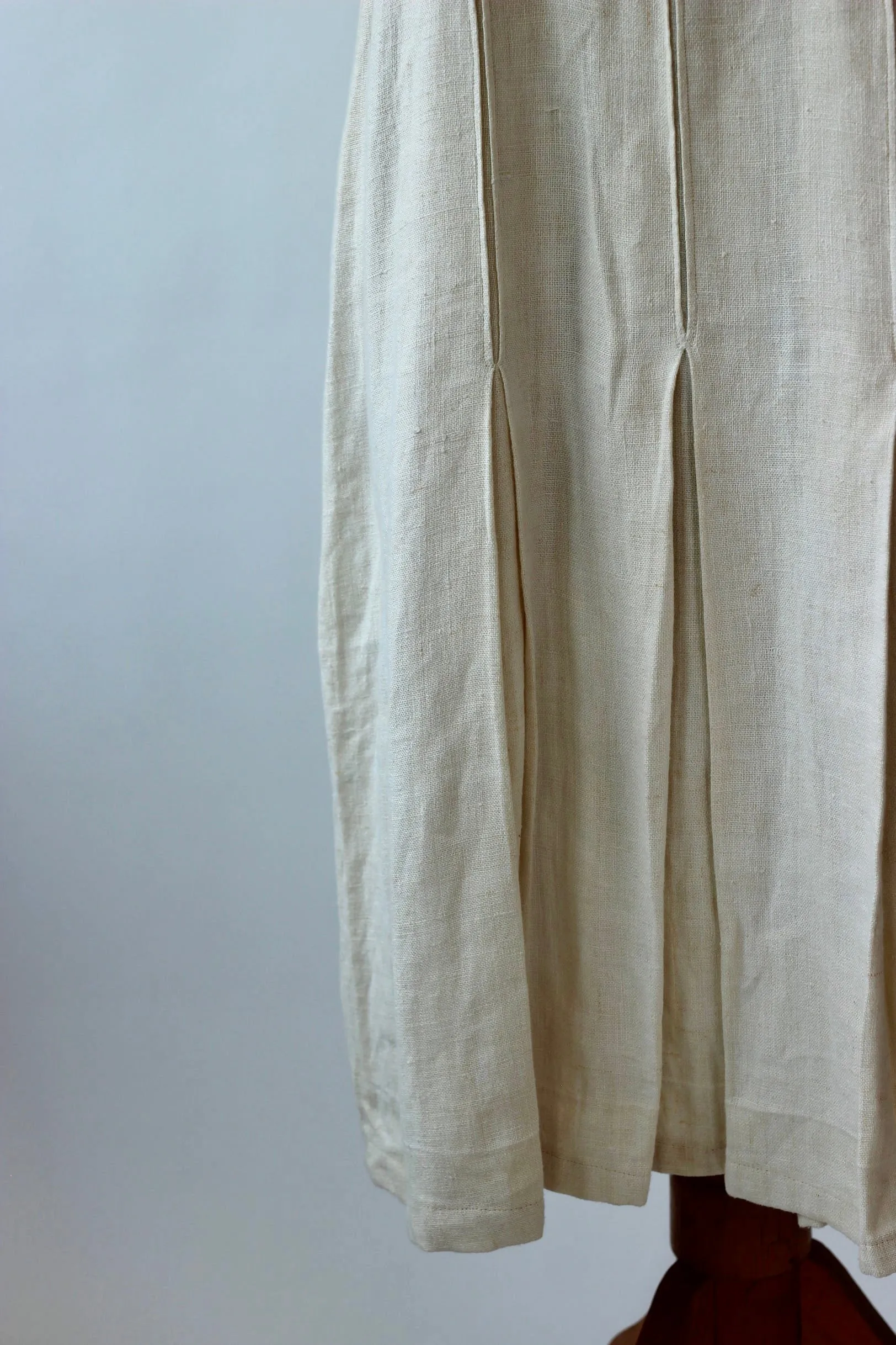 1930s Linen Dress With Mother of Pearl buttons/Size L